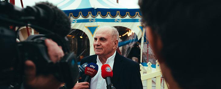 Ehrenpräsident Uli Hoeneß war unter den Gästen beim Besuch des FC Bayern München am 30.10.2023 (©Foto: FC Bayern München Media)